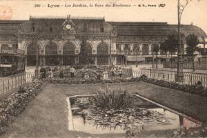 Carte postale de la nouvelle gare des Brotteaux, avec aménagement paysager | Source Bibliothèque Municipale de Lyon