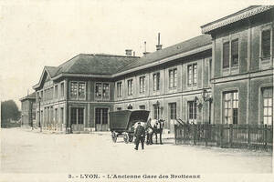 Carte postale de l'ancienne gare des Brotteaux avec une structure en bois | Collection Tatig Tendjoukian