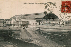 Carte postale de la construction avec charpente métallique de la nouvelle gare des Brotteaux | Collection Tatig Tendjoukian