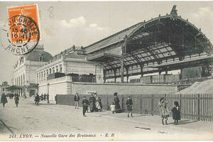 Carte postale de la construction avec charpente métallique de la nouvelle gare des Brotteaux | Collection Tatig Tendjoukian
