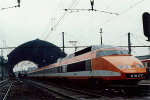 TGV passant par la gare des Brotteaux en 1980, peu avant fermeture | Collection Tatig Tendjoukian