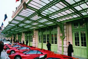Exposition devant l'Hôtel des Ventes de lots de Ferrari