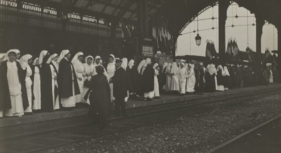 Personnel hospitalier pour la prise en charge des soldats | Source Bibliothèque Numérique de Lyon