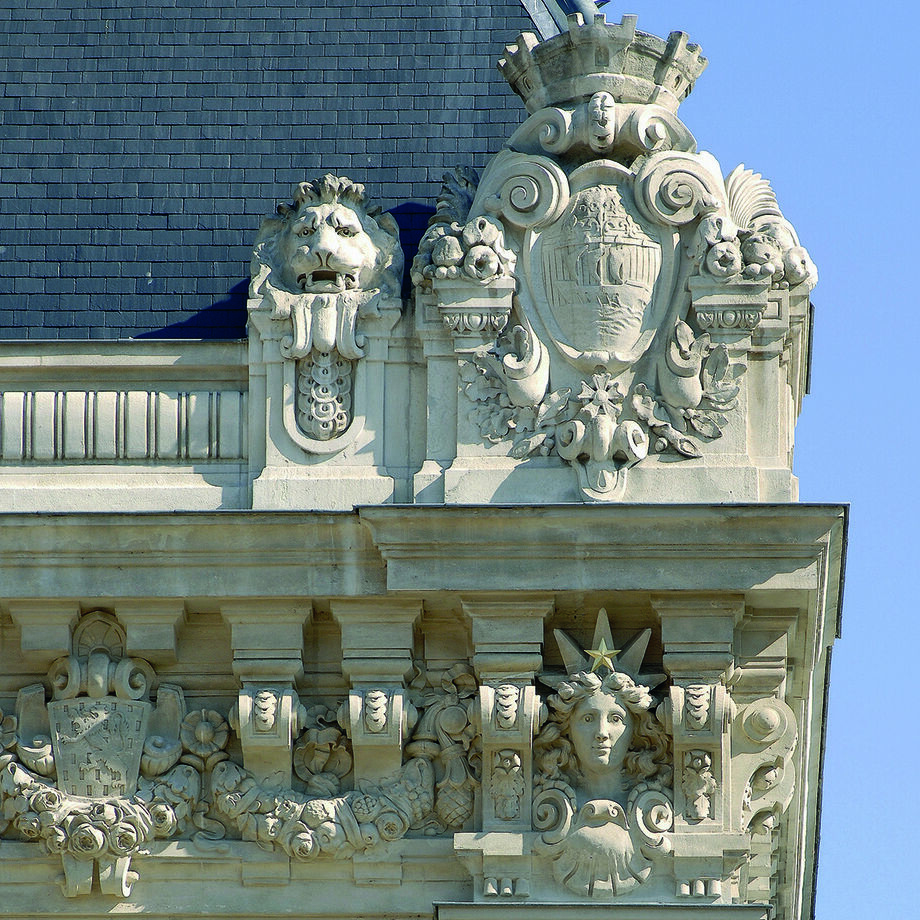 Les symboles des villes de Paris, Marseille et Lyon représentés sur la façade de la gare