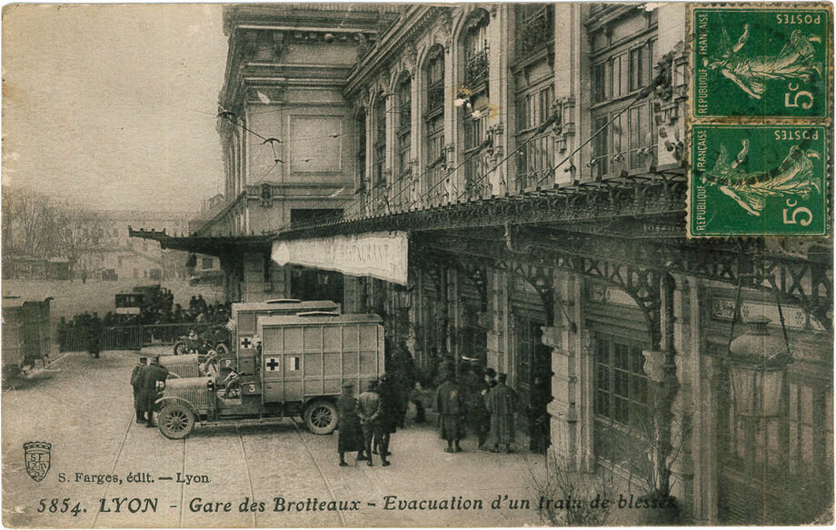 Carte postale de l'évacuation des blessés à la gare des Brotteaux | Collection Tatig Tendjoukian
