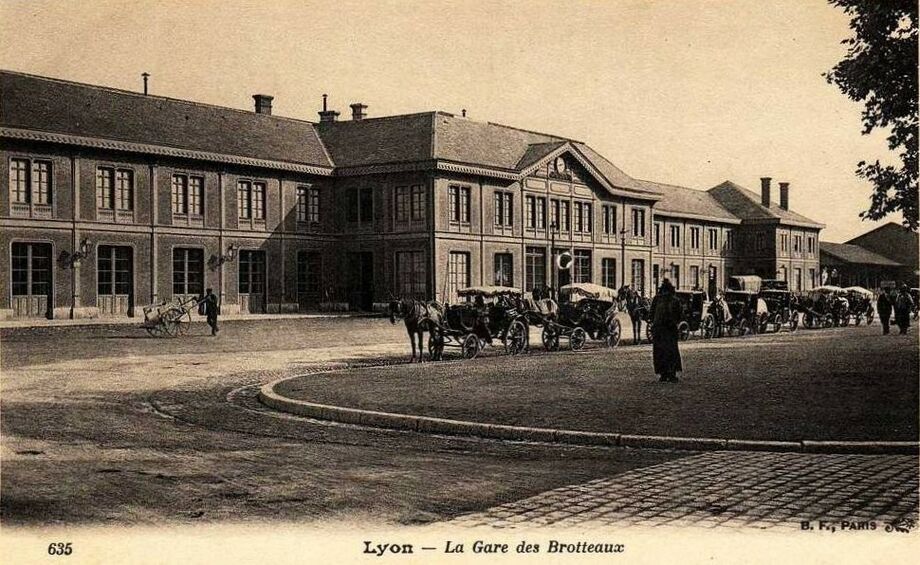 Carte postale de la gare des Brotteaux en bois de 1904 | Source Wikipédia